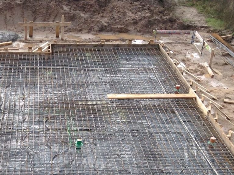 Bodenplattenpaket - Vorbereitung Bodenplatte Vorbereitung Bodenplatte zur Prüfung mit Holzschalung, Eisengittern und Auslässen